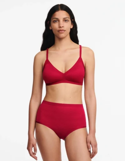 Femme avec ensemble sous vetements rouge Chantelle - boutique maé goodfeel Bapaume, boutique de lingerie toutes tailles