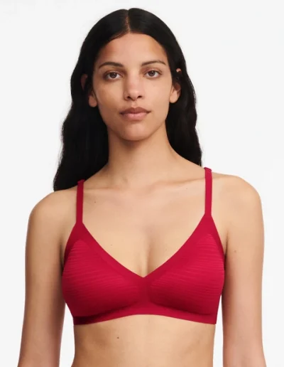 Femme avec brassière rouge Chantelle - boutique maé goodfeel Bapaume, boutique de lingerie toutes tailles