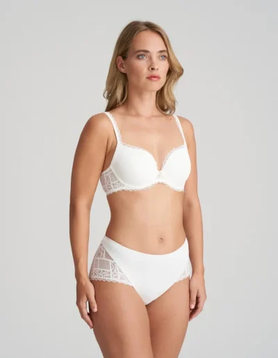 Femme avec ensemble sous vetements jadei marie jo- boutique maé goodfeel Bapaume, boutique de lingerie atoutes tailles