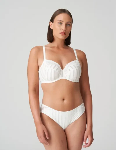 Femme avec ensemble sous vetements maldives prima donna- boutique maé goodfeel Bapaume, boutique de lingerie atoutes tailles